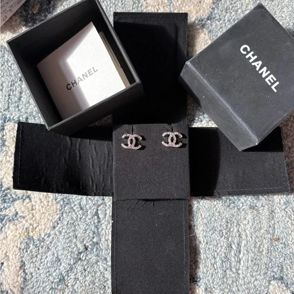 CHANEL Silver Earrings Elegant Jewelry - Picture 2 of 6